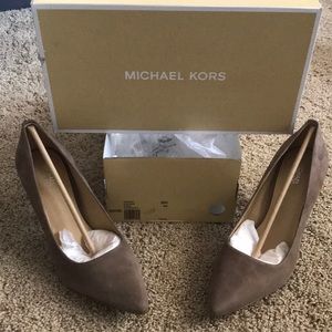 NEW-Michael Kors 9M Taupe Suede Pump